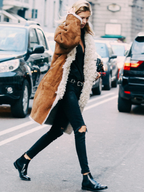 Cet automne, on pense  rchauffer nos total looks noirs d'une longue veste en peau retourne