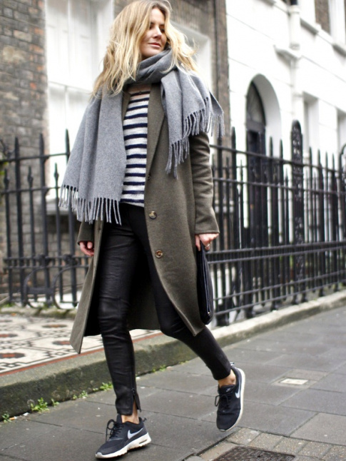 Ample manteau kaki + slim en cuir + pull marinire + runnings = le bon mix
