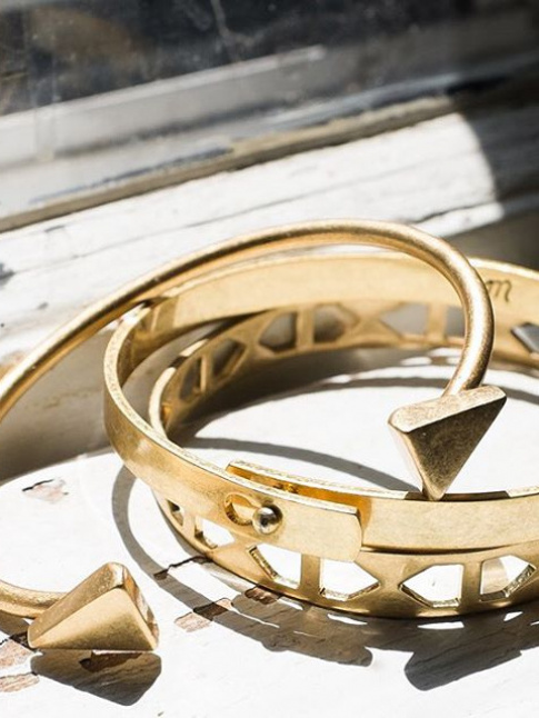 On ne se lasse pas de l'accumulation d'troits bracelets dors !