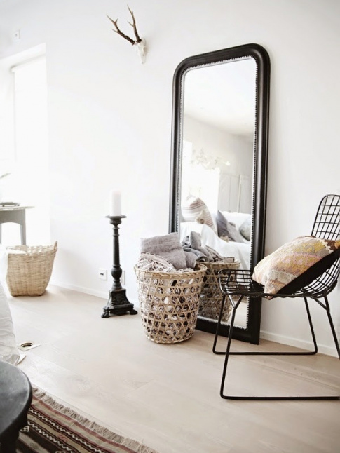 Le grand miroir pos  mme le sol : le parfait dtail dco !