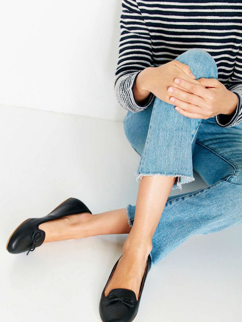 Slippers chics + jean coup court sur la cheville = le bon mix