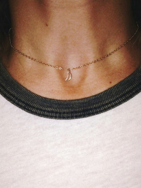 Oui  la chanette porte au ras du cou !