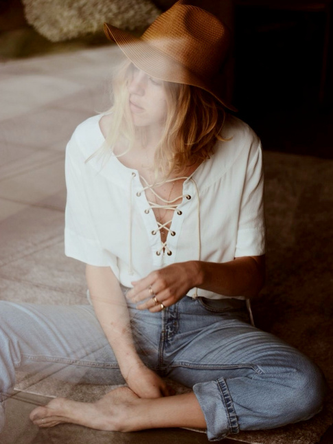 On ne se lasse pas du duo top  lacets/jean mom !