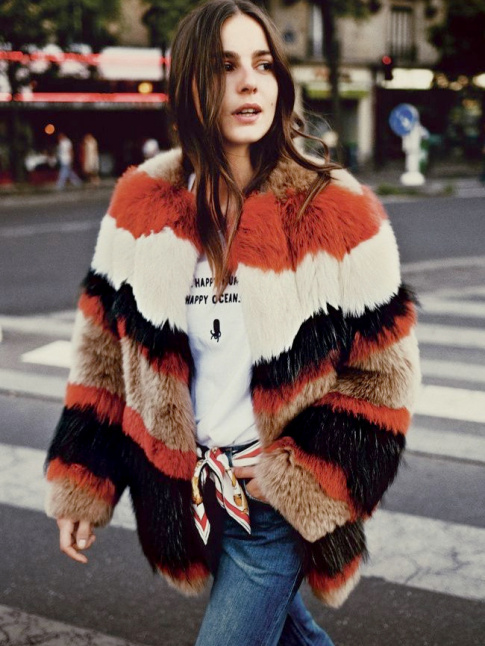 Porte avec un jean et un simple tee-shirt, la veste en