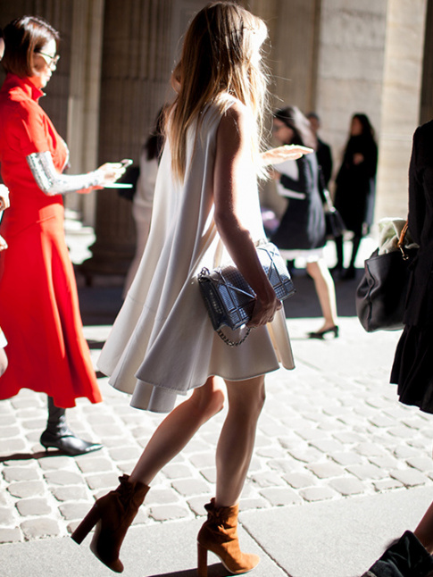 Robe blanche + boots fauve  talons = le bon mix