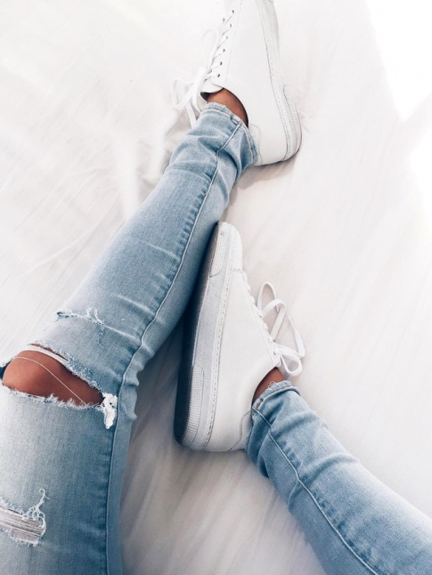 Slim bleu dlav destroyed + baskets blanches = le bon mix