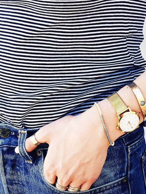Les rayures bleu marine sient dcidment bien aux bijoux dors !