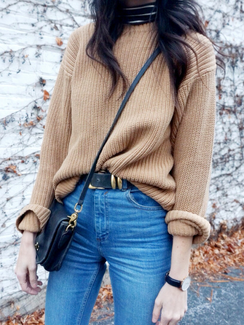 Pull camel gliss dans un slim bleu + large ceinture = le bon mix