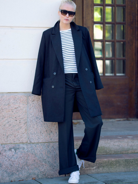 Entre pantalon bleu marine roulott sur la cheville, marinire et baskets blanches, cette jeune femme a tout bon !