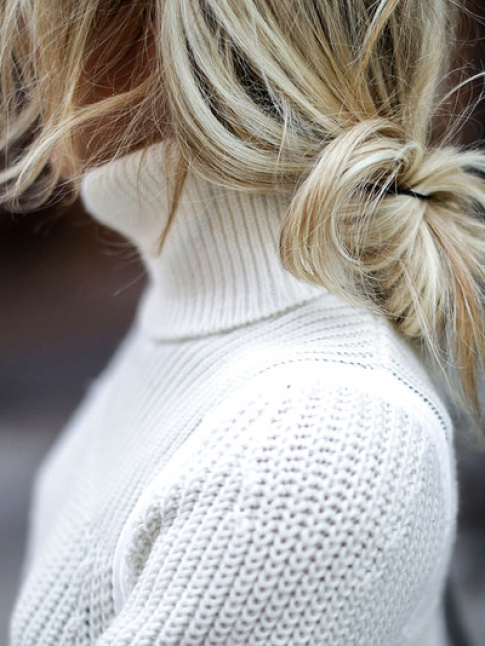 Rien de tel qu'une coiffure coiffe/dcoiffe pour accompagner un col roul !