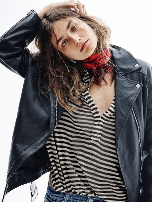 Perfecto un brin trop grand + top ray noir et blanc + foulard rouge nou prs du cou = le bon mix