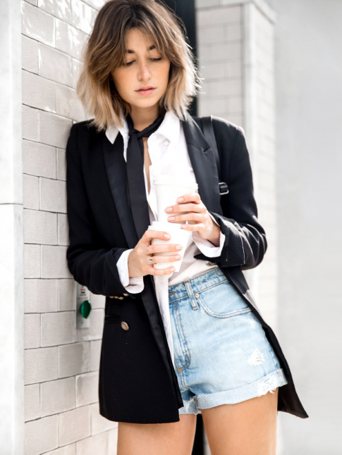 Rien de tel qu'un blazer noir un peu long pour rchauffer un short en jean !