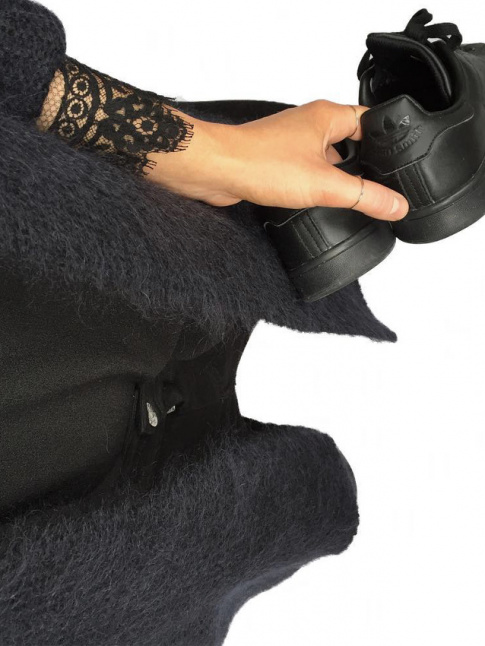 Gilet mousseux bleu marine + top en dentelle noire + baskets noires en cuir = le bon mix