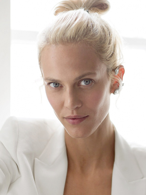 Blazer blanc + blondeur + bijou d'oreille = le bon mix