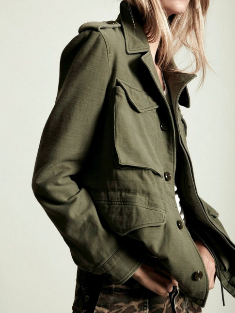 On ne se lasse pas de la veste kaki d'inspiration militaire !