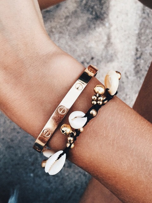 Jonc dor + bracelet piqu de coquillages = le bon mix