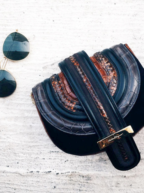 Entre mix de matires et ergonomie faussement classiques, le Wave Flap de Ferragamo a tout bon !
