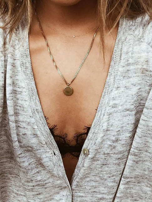 Gilet fin + soutien-gorge en dentelle + mdaille = le bon mix