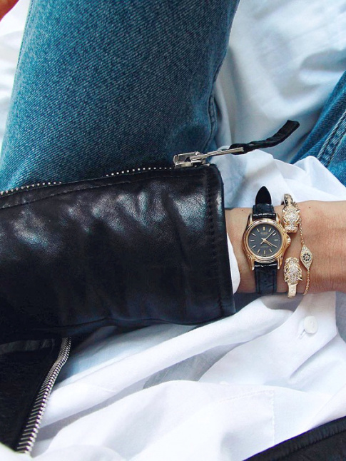 Blouson en cuir + petite montre casual + bracelet fantaisie = le bon mix
