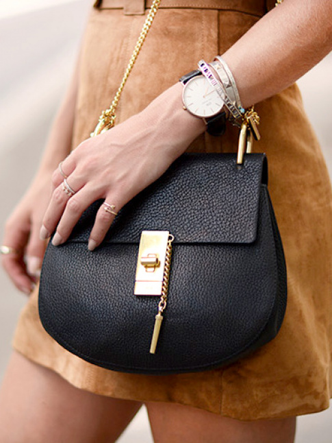 Jupe en daim camel + petit sac en cuir textur noir = le bon mix