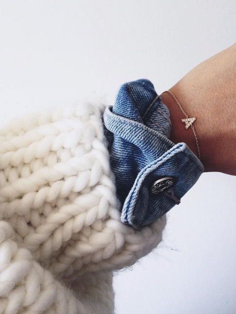 Cet automne, on pense  superposer gros gilet, veste en jean et trs fin bracelet