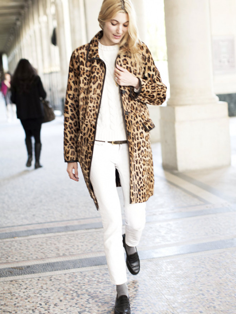 Rien de tel qu'un manteau lopard pour rchauffer un total look blanc !