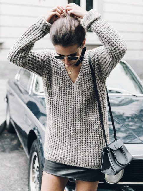 Pull cosy + mini jupe en cuir + bandana nou prs du cou = le bon mix
