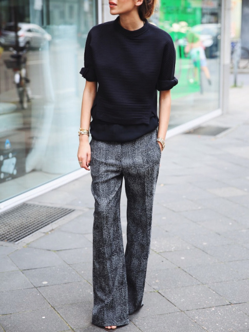 Pantalon flare + sweat aux manches ultra roulottes = le bon mix
