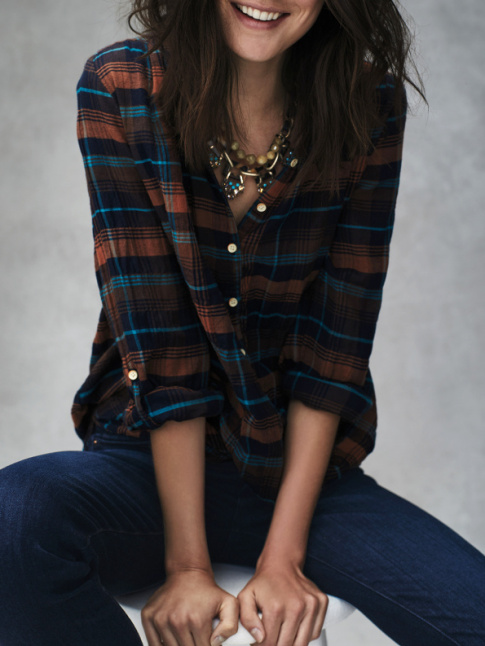 Oui au mix chemise  carreaux/maxi collier baroque !