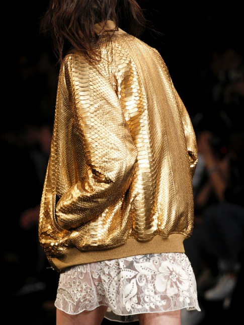 Wanted : un blouson teddy dor  porter avec un large pantalon bleu marine