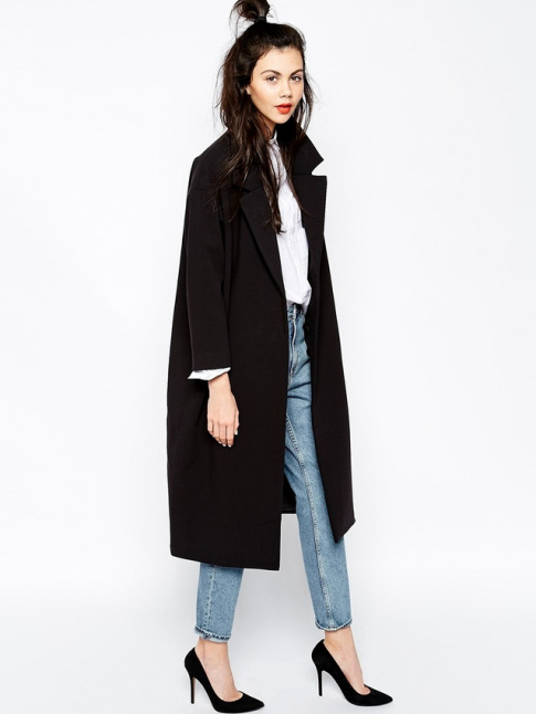 Pardessus oversize + jean mom + escarpins noirs + coiffure dsinvolte = le bon mix