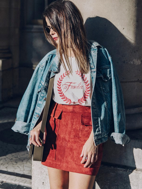 Lorsque le temps le permet, on pense  mixer une jupe en daim avec un tee-shirt fantaisie