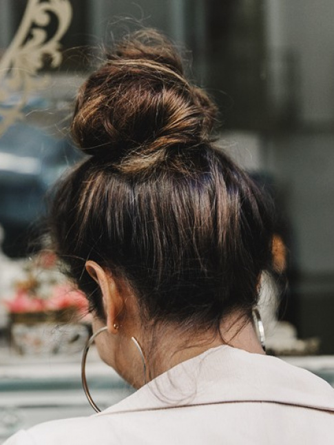 Rien de tel qu'un chignon haut et gnreux pour mettre en valeur une paire de maxi croles !