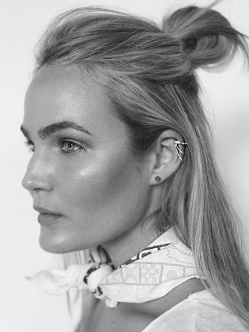 Entre demi-queue, foulard nou prs du cou et bijou d'oreille, cette jeune femme a tout bon !