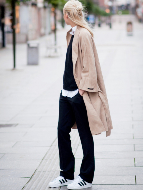 Oui au pantalon droit tombant gnreusement sur les baskets !