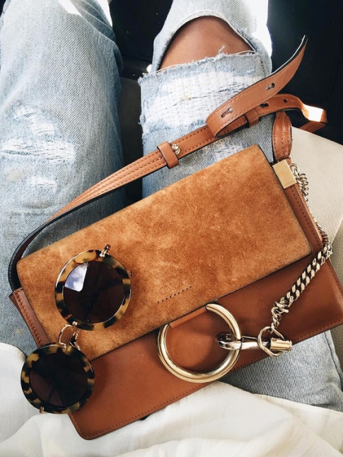 Sac en daim caramel + lunettes de soleil rondes en cailles + jean destroy = le bon mix