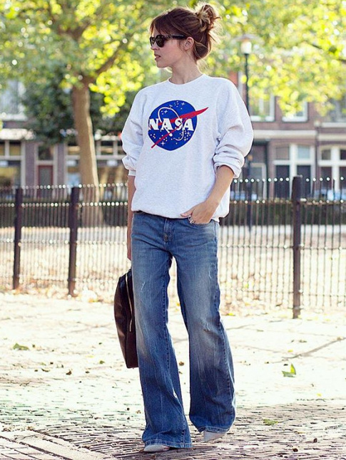 Jean flare loose + sweat-shirt fun + chignon haut coiff dcoiff = le bon mix