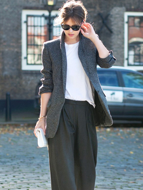 Pantalon large  pinces + tee-shirt blanc + long blazer = le bon mix