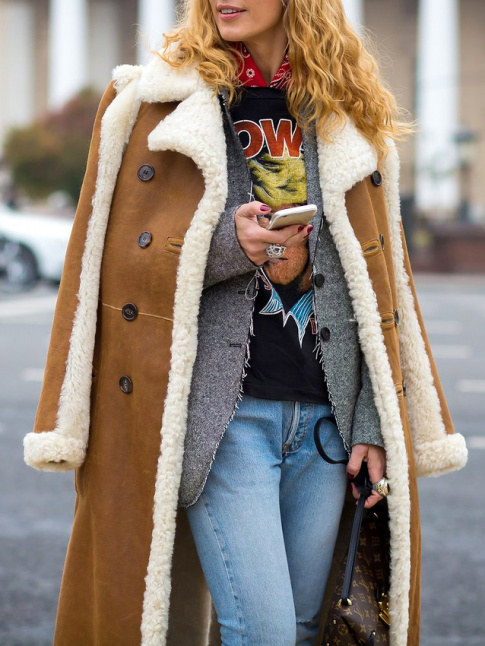 Wanted : un long manteau en shearling  porter en couverture sur les paules