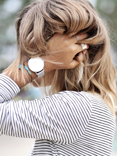 Cheveux lgrement texturs + marinire  rayures trs fines + fins bracelets = le bon mix