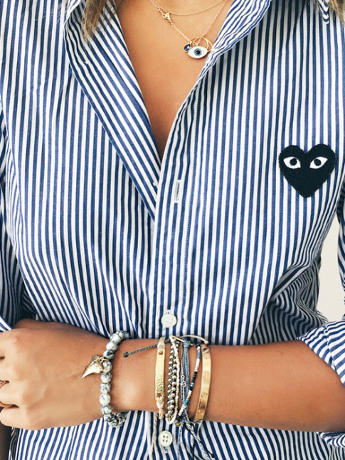 Porte roulotte et associe  une poigne de fins bracelets, la chemise raye a tout pour plaire !