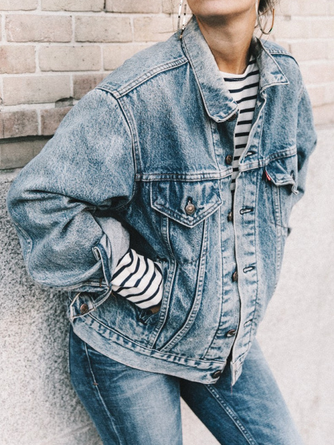 On ne se lasse pas du duo marinire/veste en jean oversize