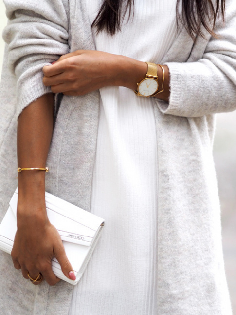 Long gilet gris perle + robe pull blanche + bijoux fins dors + peau bronze = le bon mix