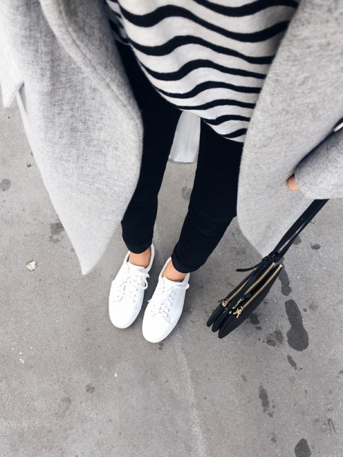 Manteau gris clair + marinire + baskets blanches = le bon mix