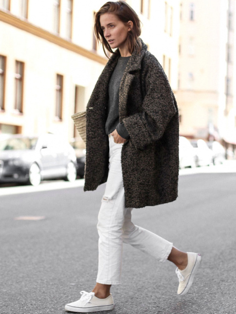 Manteau gris oversize + jean boyfriend blanc 7/8 + baskets blanches = le bon mix