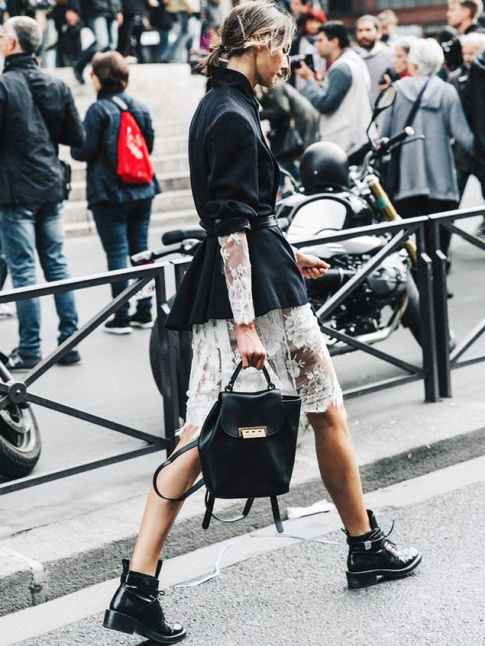 Blazer masculin bleu marine + robe blanche en dentelle + bottines  lacets un brin massives = le bon mix