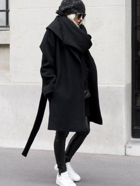Volumineux manteau noir + slim en cuir carbone + baskets blanches = le bon mix