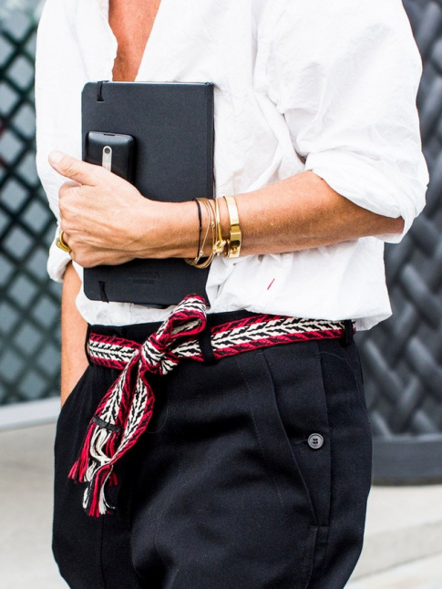 Rien de tel qu'une ceinture lgrement folk pour rehausser un pantalon classique