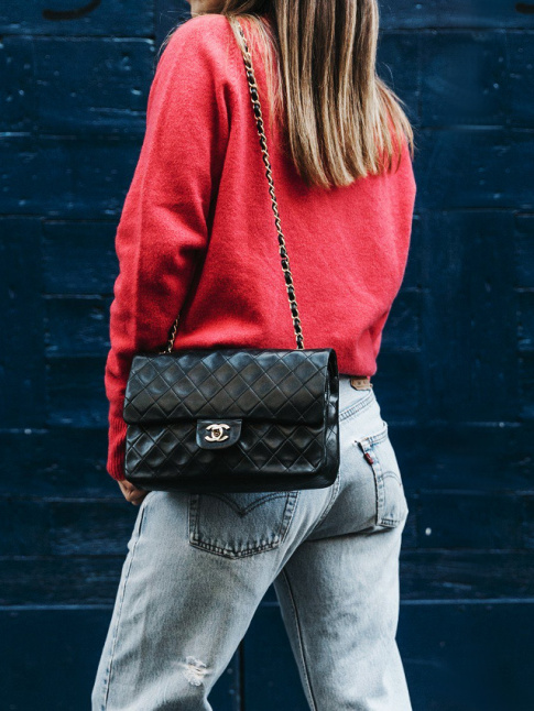 Pull framboise + jean Levi's vintage bleu dlav + sac noir chic = le bon mix