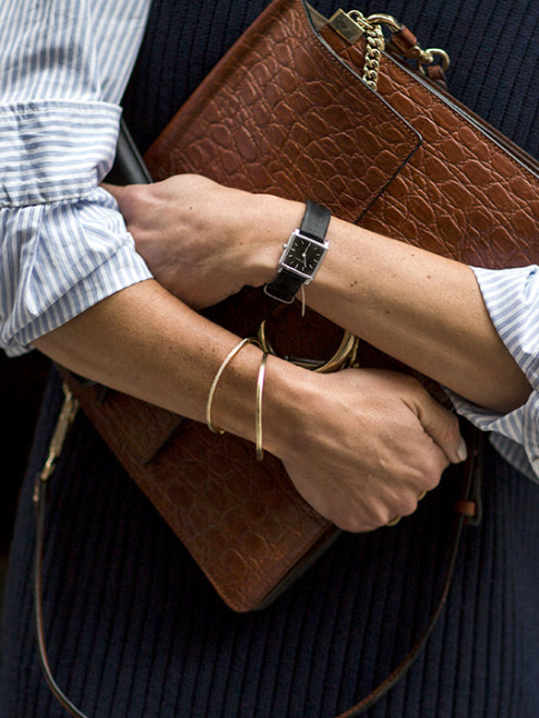 Chemise raye + pull bleu marine + bracelet dor + sac en cuir marron faon croco = le bon mix